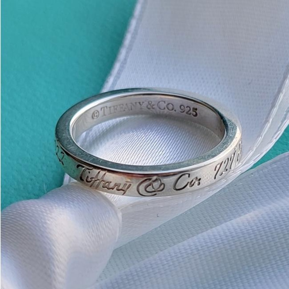 Tiffany & Co. Retired Notes 5th Ave. Band Ring
